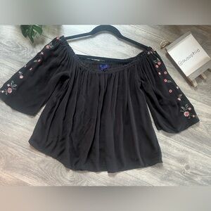 Aeropostale Prairie Off the Shoulder Black Top w Pink Red Rose Florals. Size M